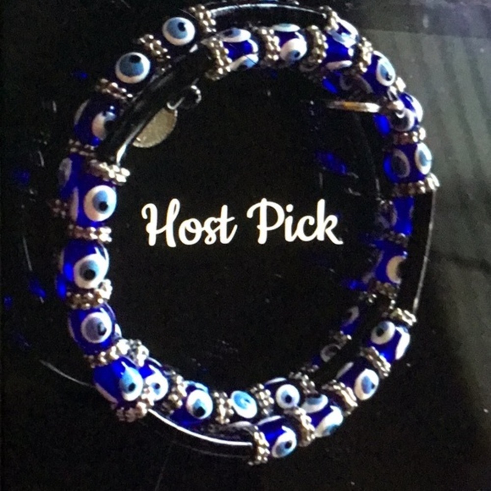 ❤️Beautiful wrap around bracelet in blues!